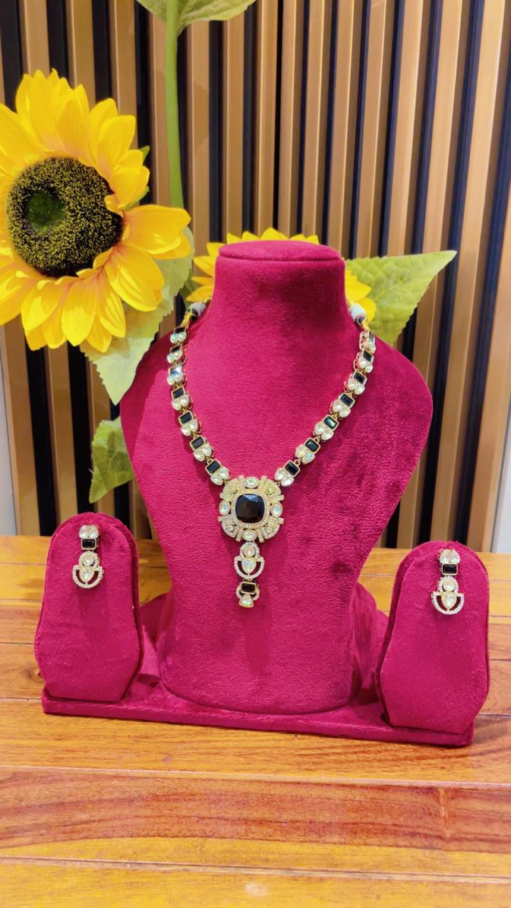 Empress Noir Necklace Set